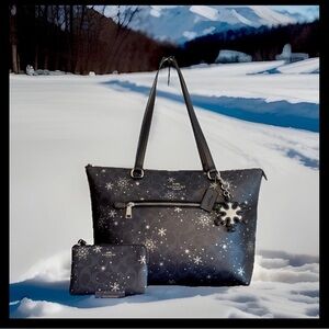 Coach Snowflake Taylor Tote W/matching Wristlet & Snowflake Bag Charm ❄️🤩 EUC!